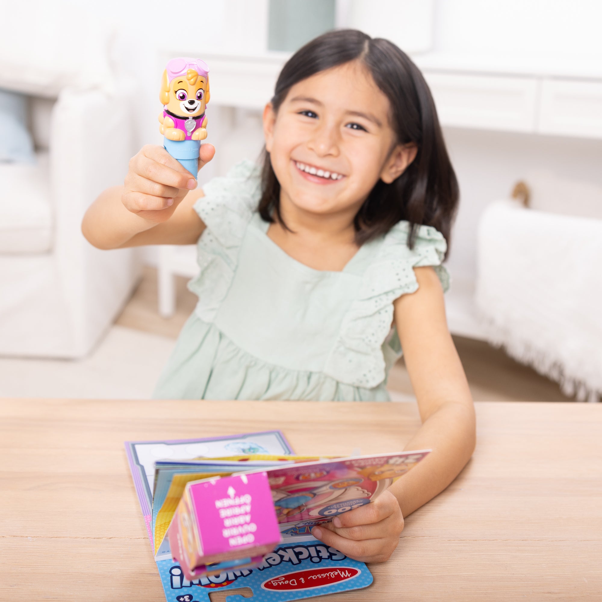 Sticker WOW!? PAW Patrol Skye Bundle: Activity Pad & Sticker Stamper + Mini Activity Pad and 200 Refill Stickers - Image 2