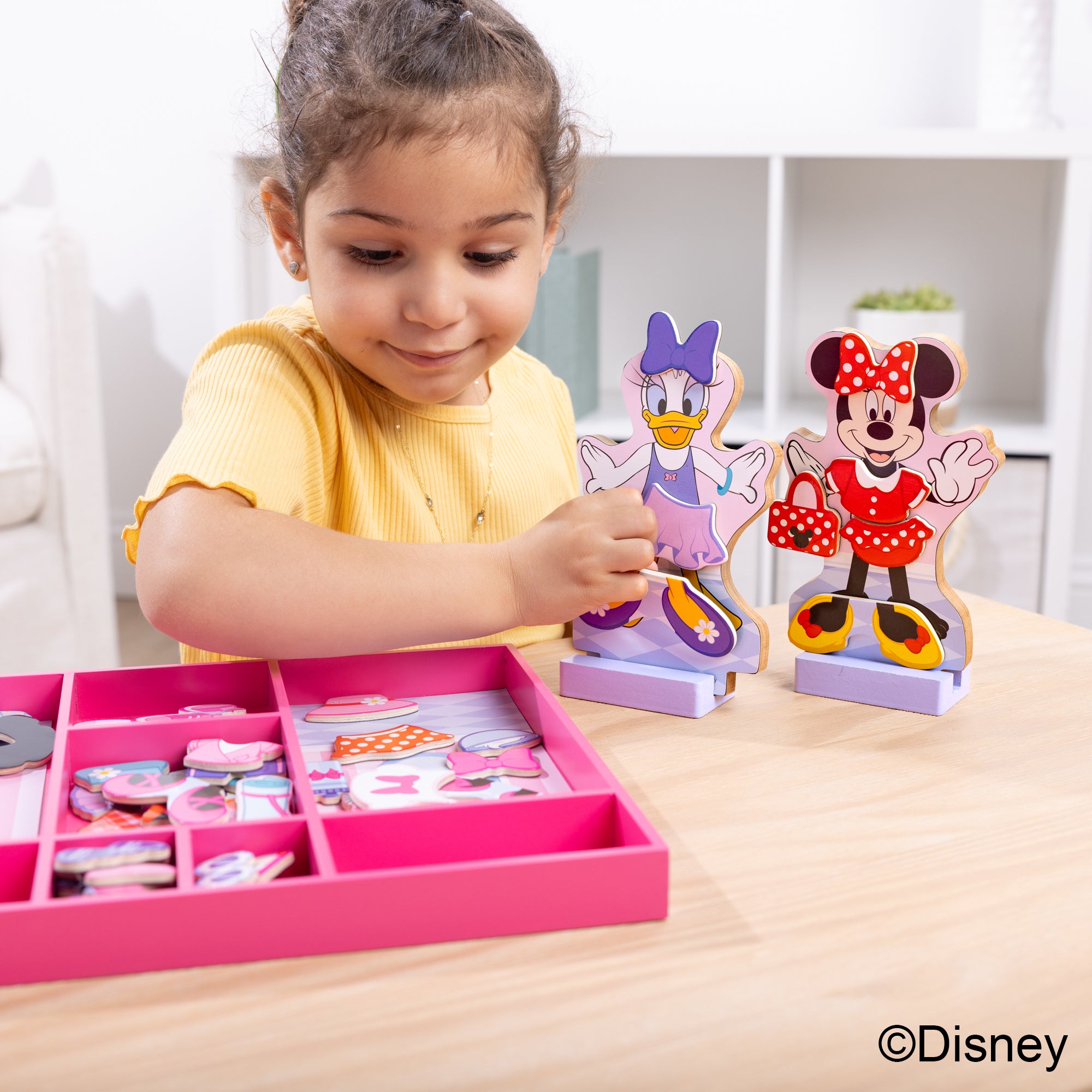 Disney Minnie & Daisy Deluxe Wooden Magnetic Dress-Up - Image 2